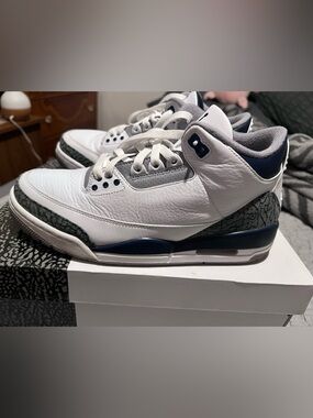 Men's White and Navy Leather Athletic Sneakers

shoot me a deal:)